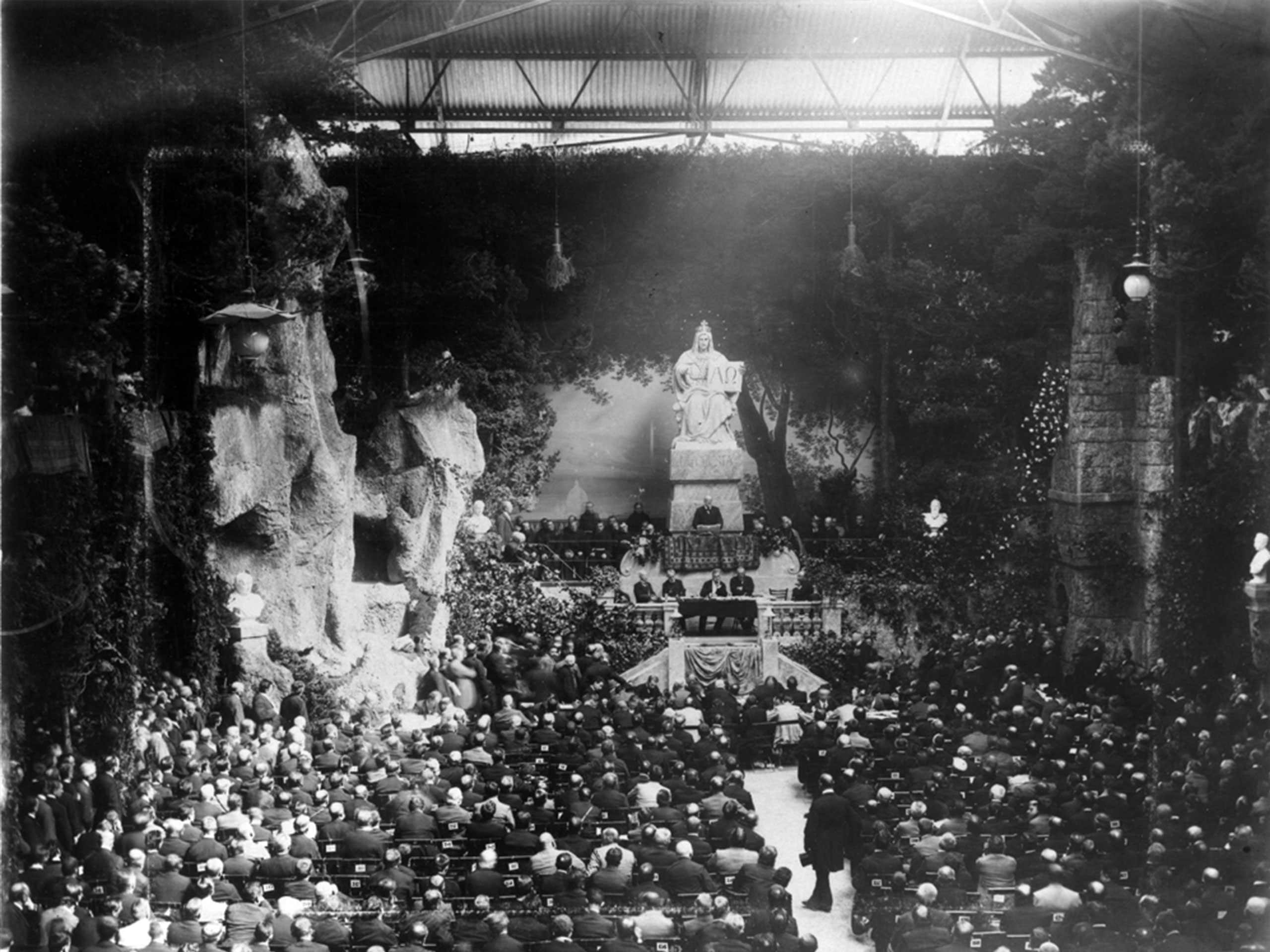 Schwarz-Weiß Bild einer Generalversammlung vor längerer Zeit.