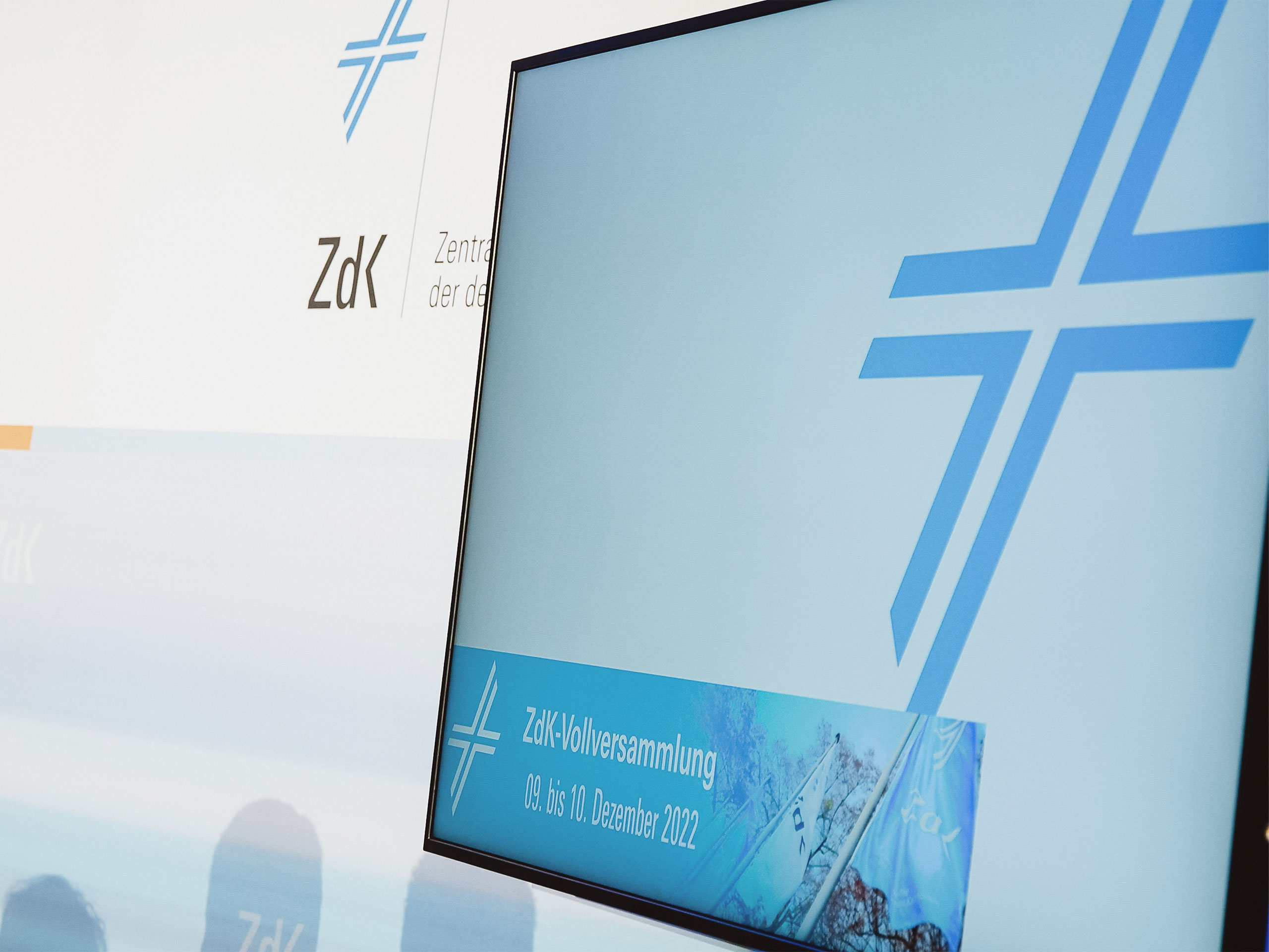 Bildschirm mit Logo des ZdK steht leicht angeschrägt vor der Presserückwand