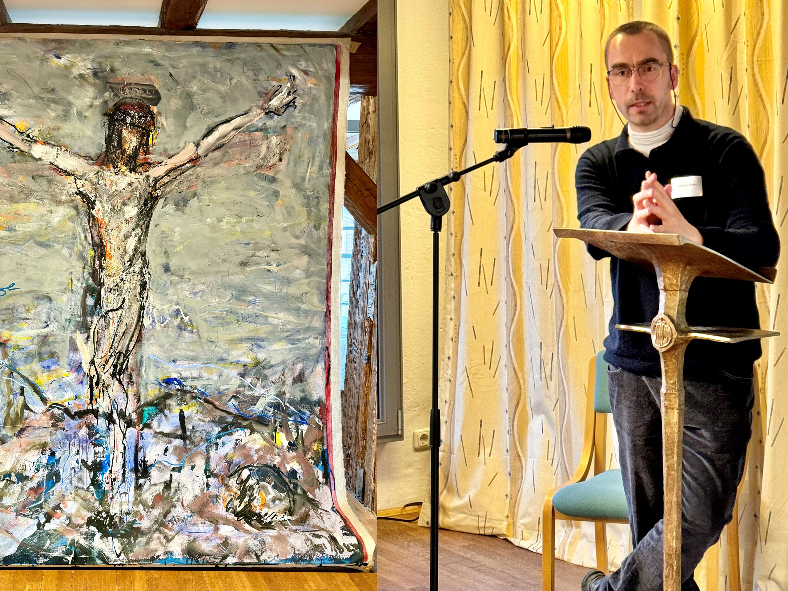 Rechts am Mikro steht Guillaume Bruère, links ist sein Gemälde des gekreuzigten Jesu Christi zu sehen, dessen Besonderheit es ist, dass es gleichzeitig an die Auferstehung erinnert.