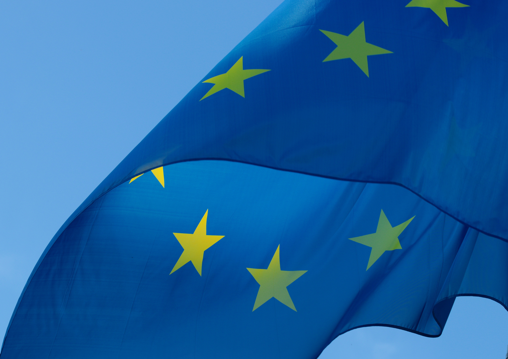 Eine Europaflage die im Wind weht vor blauem Himmel